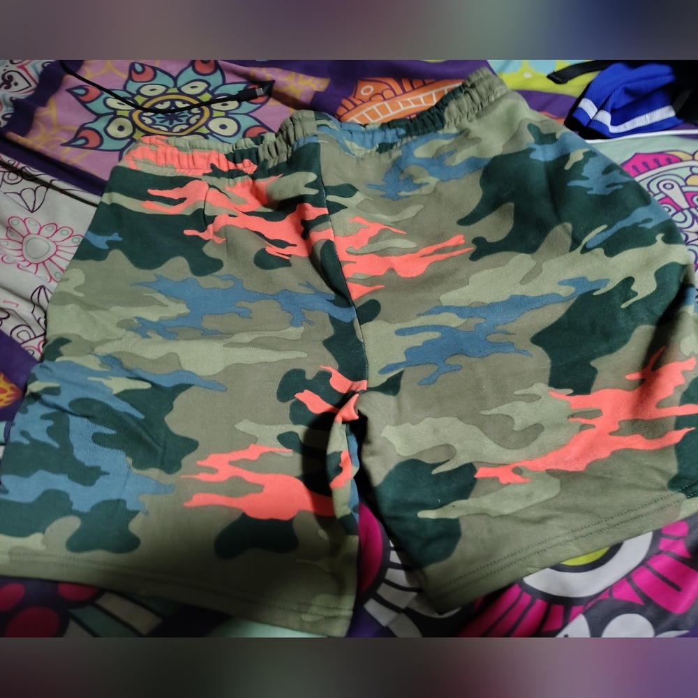 😲🔥CAMOUFLAGE MULTICOLORED SHORTS w/ drawstring- Tag Says SMALL,fits XL,& Large